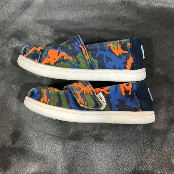 Toms Army Print Toddler Sz 7T Blue/Orange/Wht GUC - Picture 2 of 7